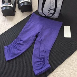 NEW Lululemon size 6. never worn. received as gift